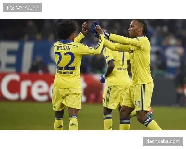 托蒂与德罗巴在进攻位置下形成转移趋势，前插更集中体系驱动